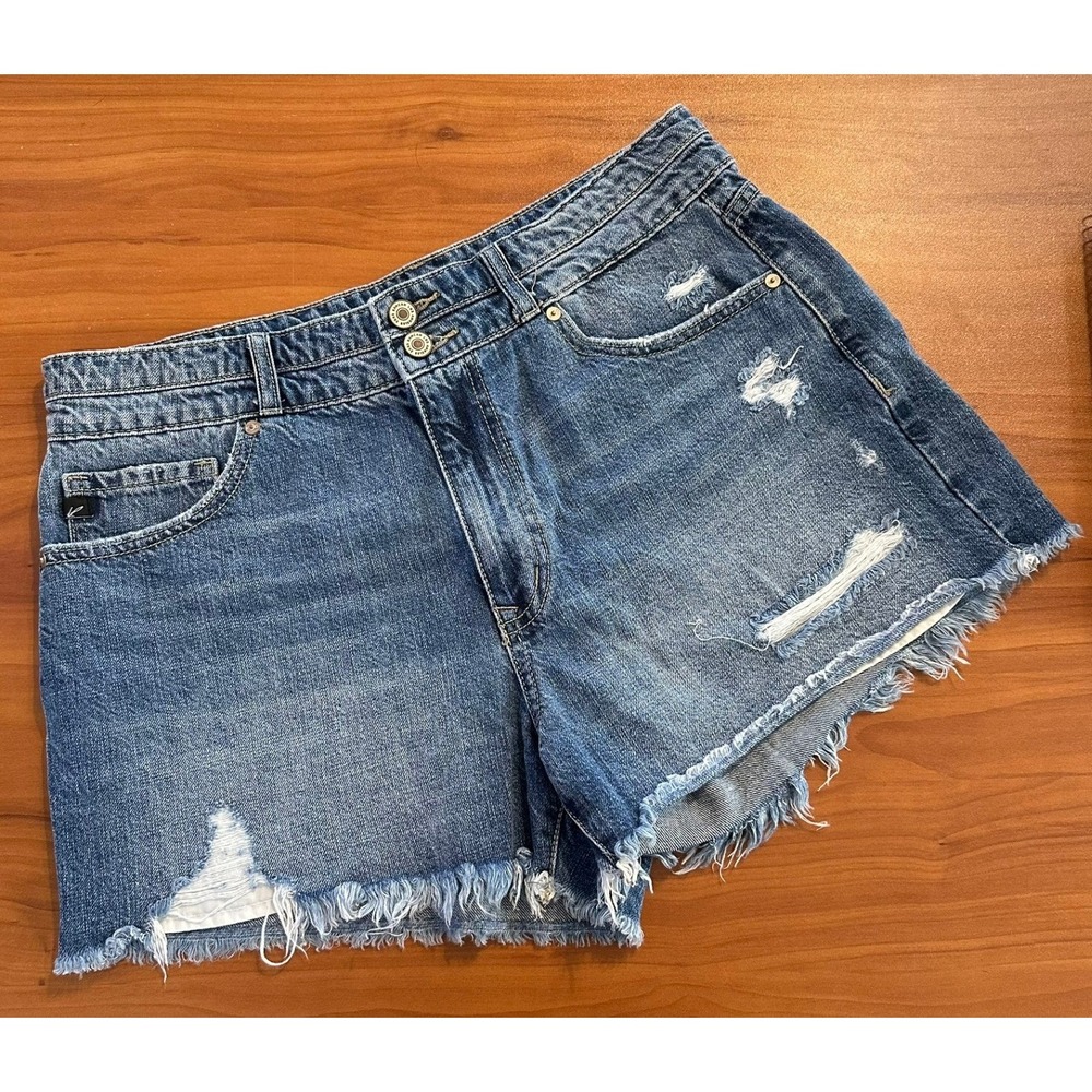 KanCan Distressed Denim Shorts Medium Wash High Rise Raw Hem KC8560NM Size 13/30